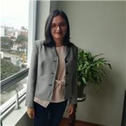 Psicóloga con dominio del idioma inglés a nivel avanzado y con estudios en enseñanza de inglés para jóvenes y adultos